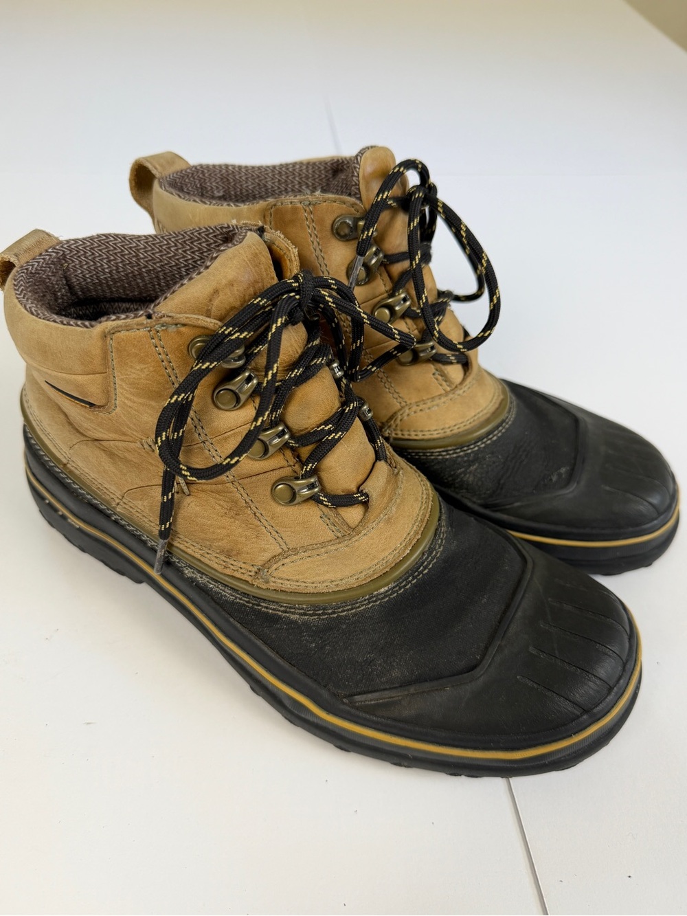 Clarks‎ Women's Tan and Black Waterproof Winter Boots